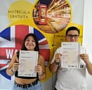 Belén muestra su certificado B1 Preliminary de Cambridge Assessment English preparado en Walken School