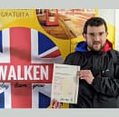 Vicente muestra su certificado B1 Preliminary de Cambridge Assessment English preparado en Walken School