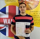 Pedro Enrique muestra su certificado C1 Advanced de Cambridge Assessment English preparado en Walken School