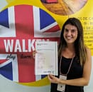  Celia muestra su certificado C1 Advanced de Cambridge Assessment English preparado en Walken School