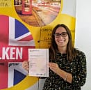 Ana Belén posa con su certificado B1 Preliminary de Cambridge Assessment English preparado en Walken School
