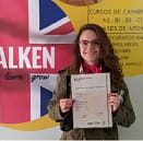 Fátima mostrando su certificado B2 First de Cambridge Assessment English preparado en Walken School
