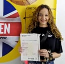 Mercedes muestra su certificado B2 First de Cambridge Assessment English preparado en Walken School