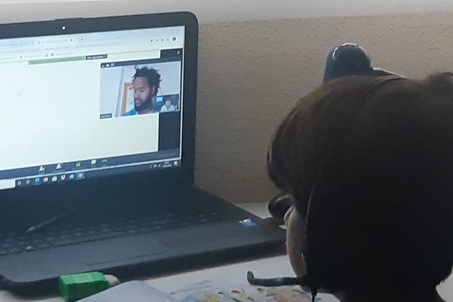Un alumno de Walken School recibe clases online