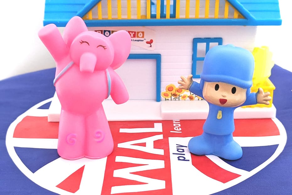Pocoyo y Elly sobre una mochila de Waken School