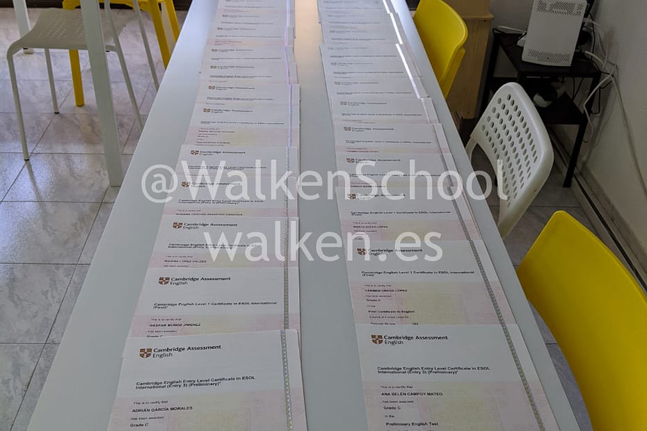 31 títulos de Cambridge Assessment English B1 B2 C1 sobre una mesa.
