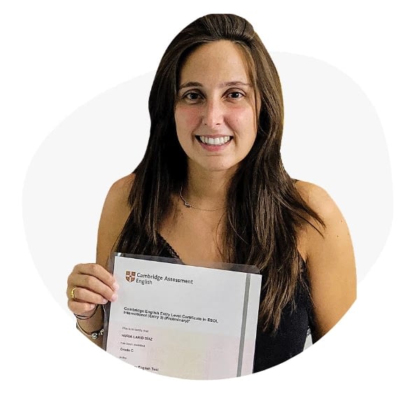 Imagen principal de Nuria mostrando su certificado oficial de B1 Preliminary de Cambridge Assessment English preparado en Walken School con uno de los cursos intensivos de inglés online.
