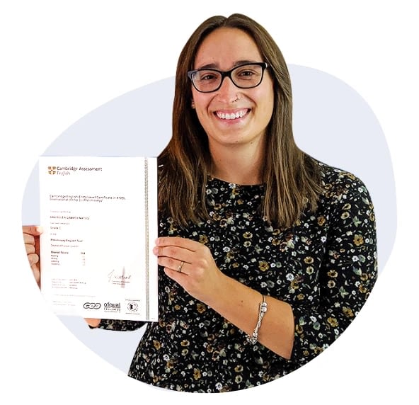 Imagen principal de Ana Belén mostrando su certificado oficial de B1 Preliminary de Cambridge Assessment English preparado en Walken School academia de inglés online