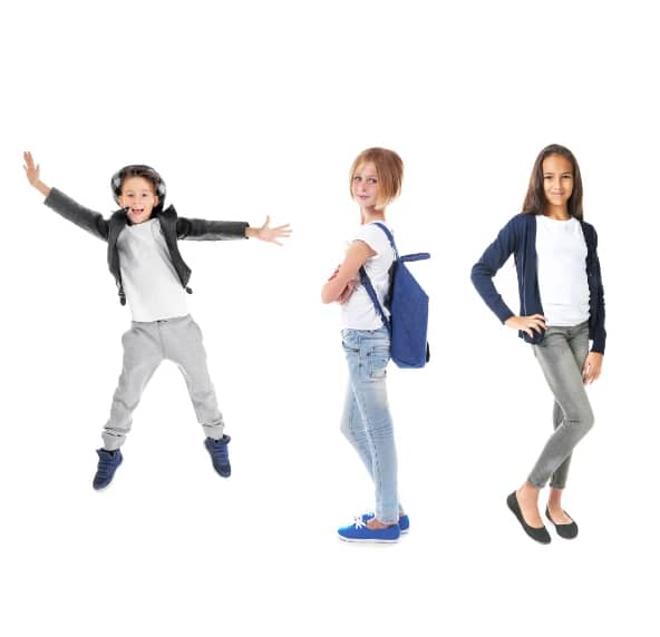 Un niño y dos niñas adolescentes representan el método para aprender inglés Juega Aprende y Crece de los cursos de inglés para niños de Walken School 