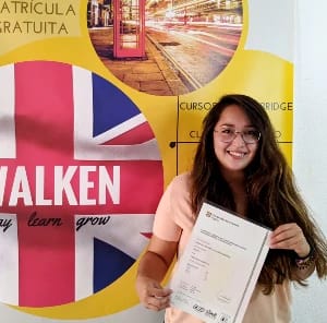Adriana muestra su certificado B1 Preliminary de Cambridge Assessment English preparado en Walken School