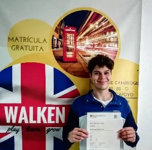 Álvaro muestra su certificado B1 Preliminary de Cambridge Assessment English preparado en Walken School