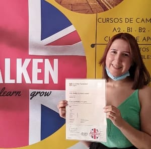 Ana muestra su certificado B2 First de Cambridge Assessment English preparado en Walken School