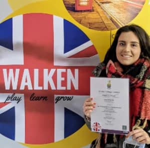 Elisa muestra su certificado B2 ISE II de Trinity College London preparado y examinado en Walken School